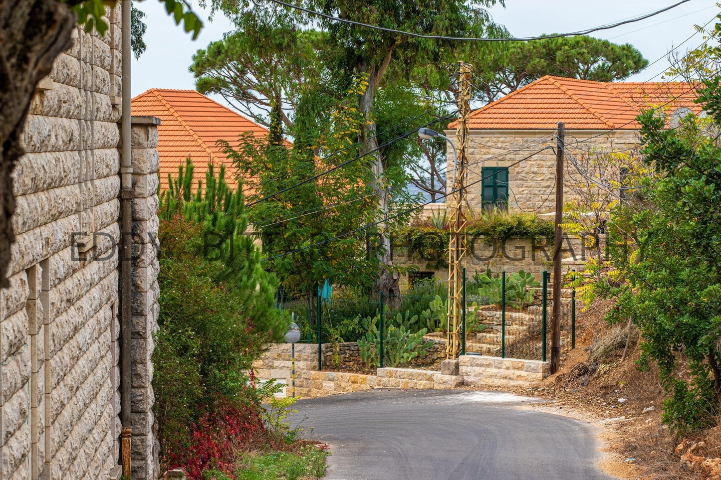 Der El Qamar road between houses