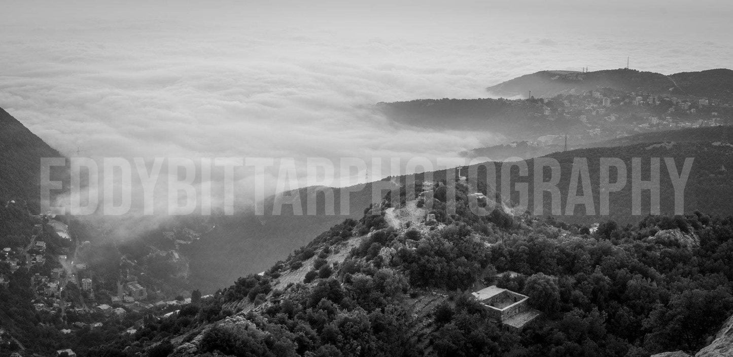 Beau paysage de montagne large en noir et blanc